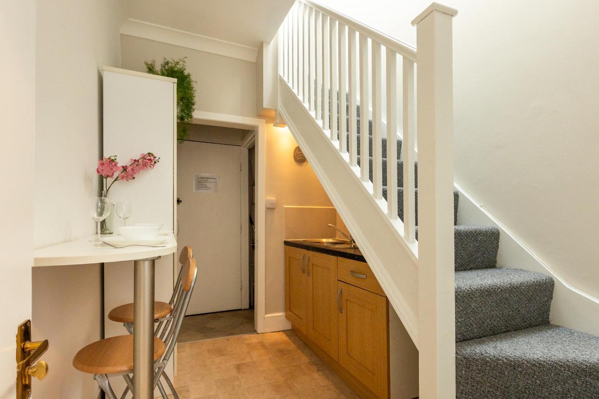 Apartamento Stylish Urban Retreat- Fast Wifi & Private Ensuite *